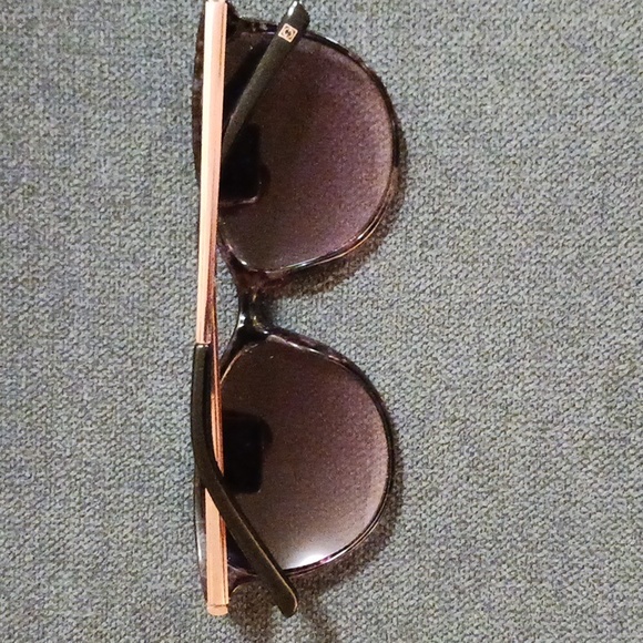 Women's Foster Grant Sunglasses - Picture 5 of 5